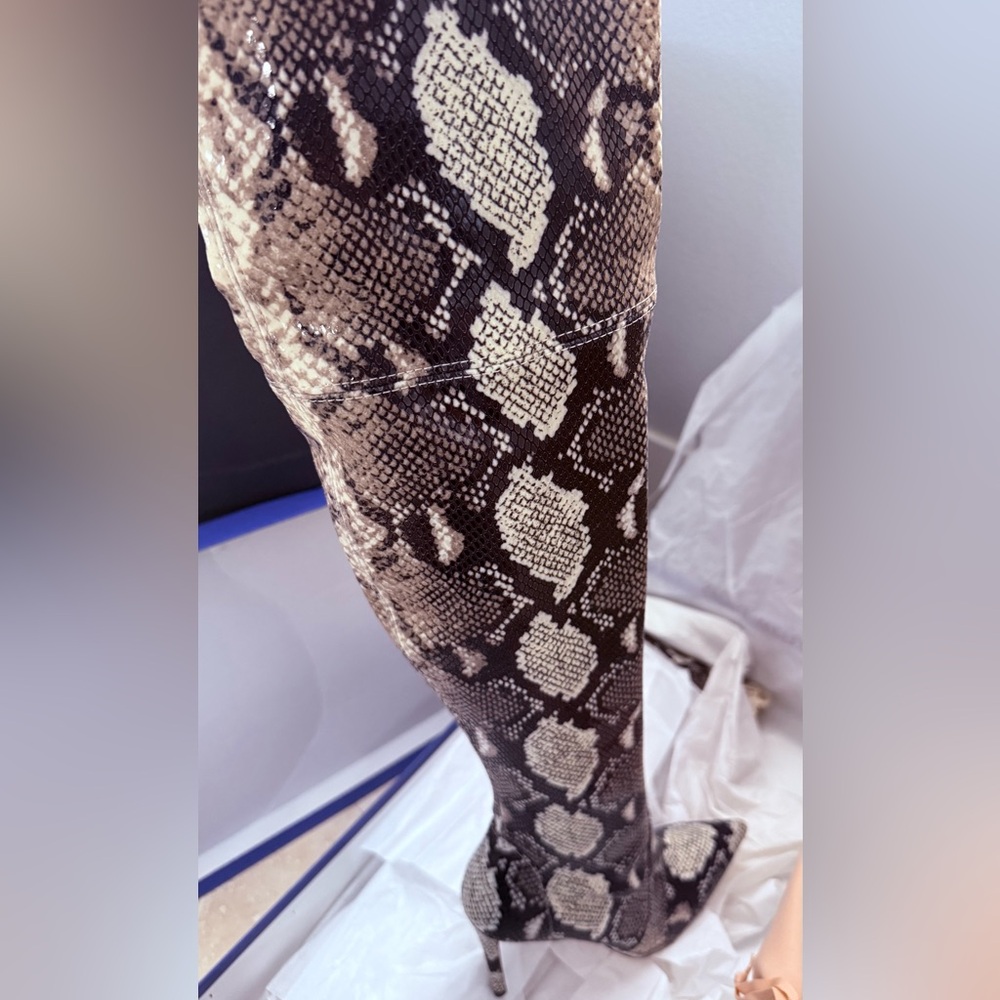 Stuart Weitzman New Roccia Snakeskin Over-the-Knee Boots - Picture 6 of 7